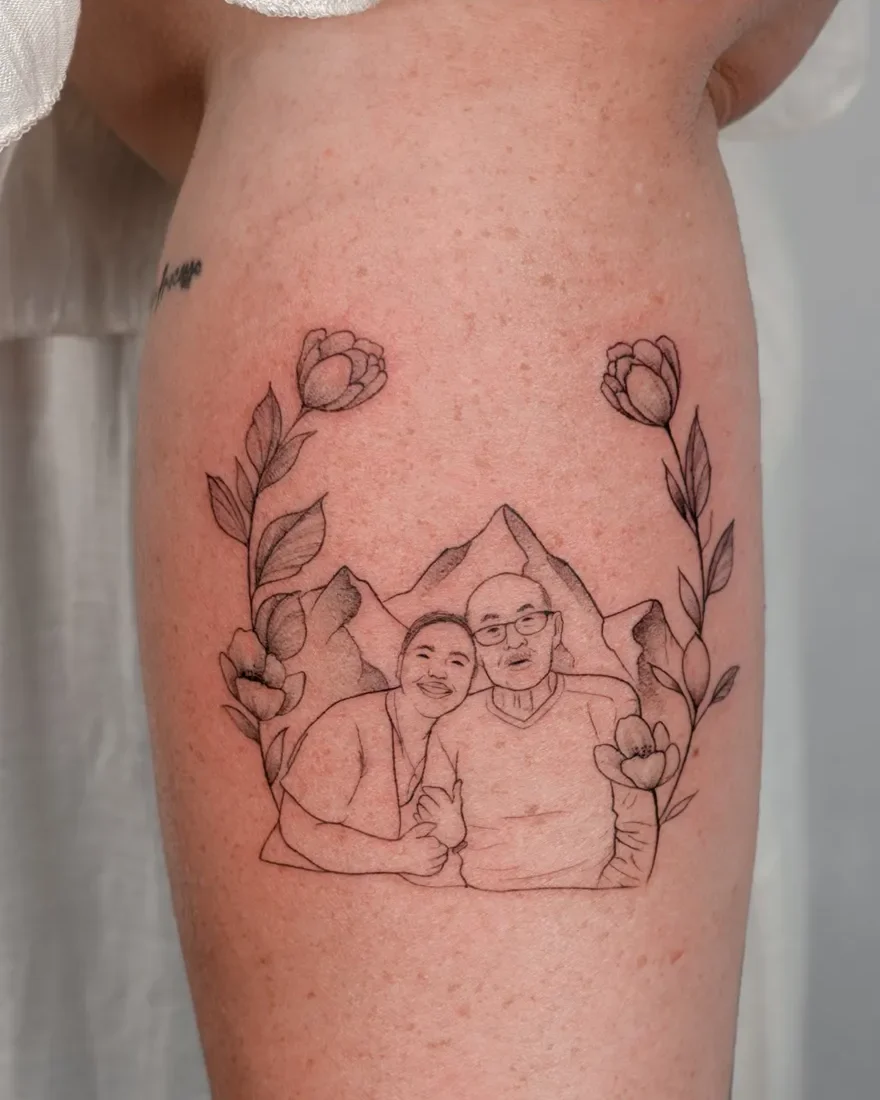 Tatuagem fine line de retrato de família com flores e montanhas no braço