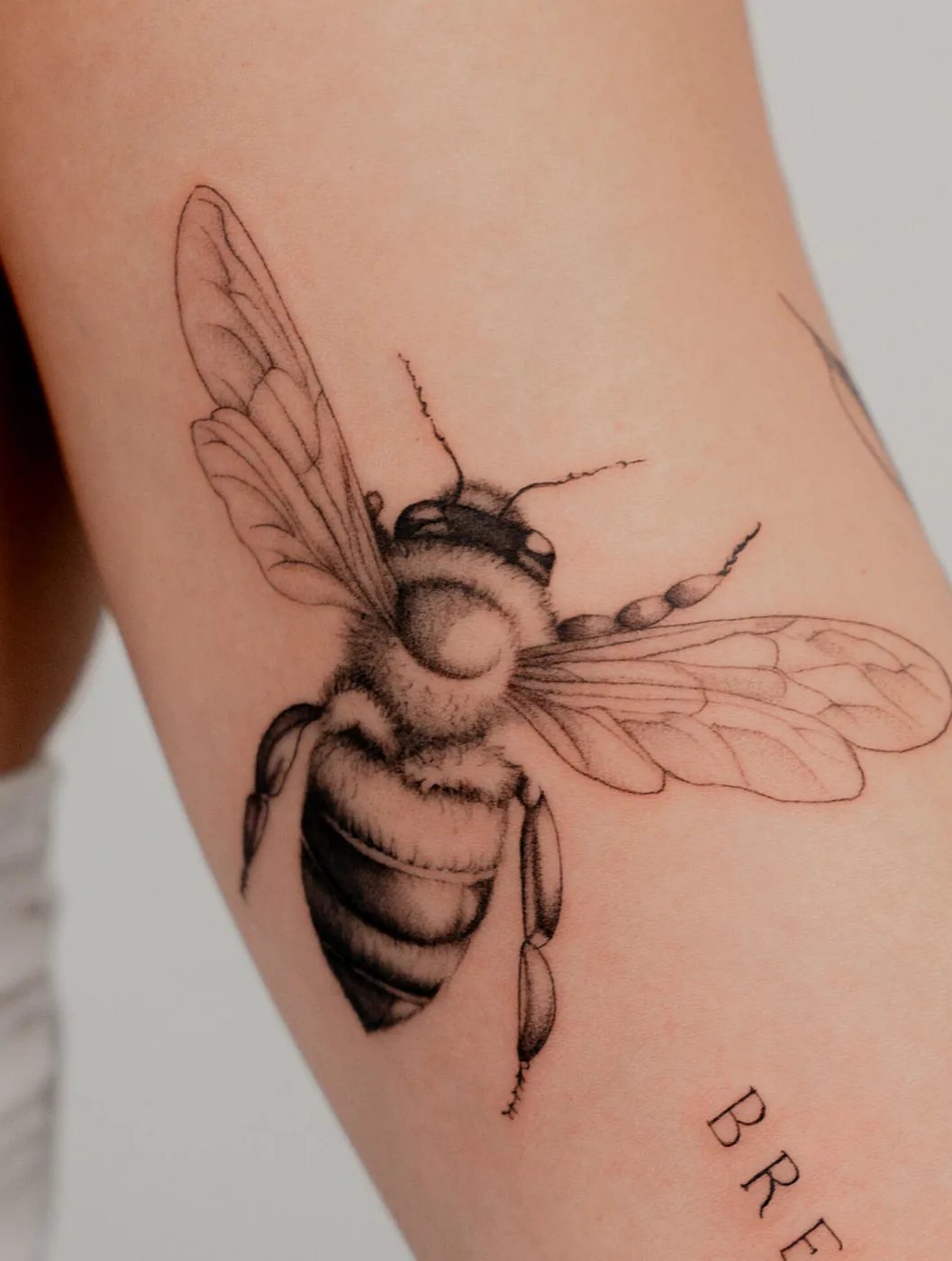 Bee detail tattoo by Hugo Gonzalez