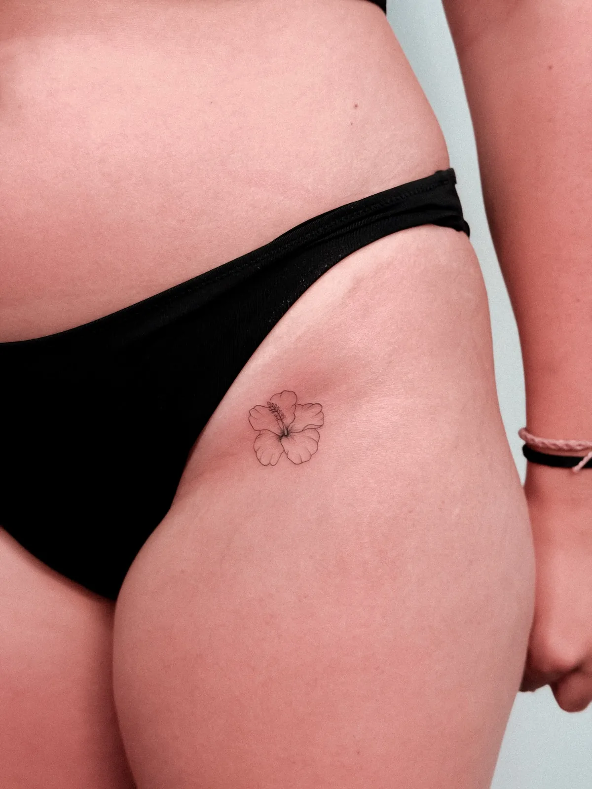 Hibisco fine line na anca — tatuagem de Hugo Gonzalez, Funchal, Madeira