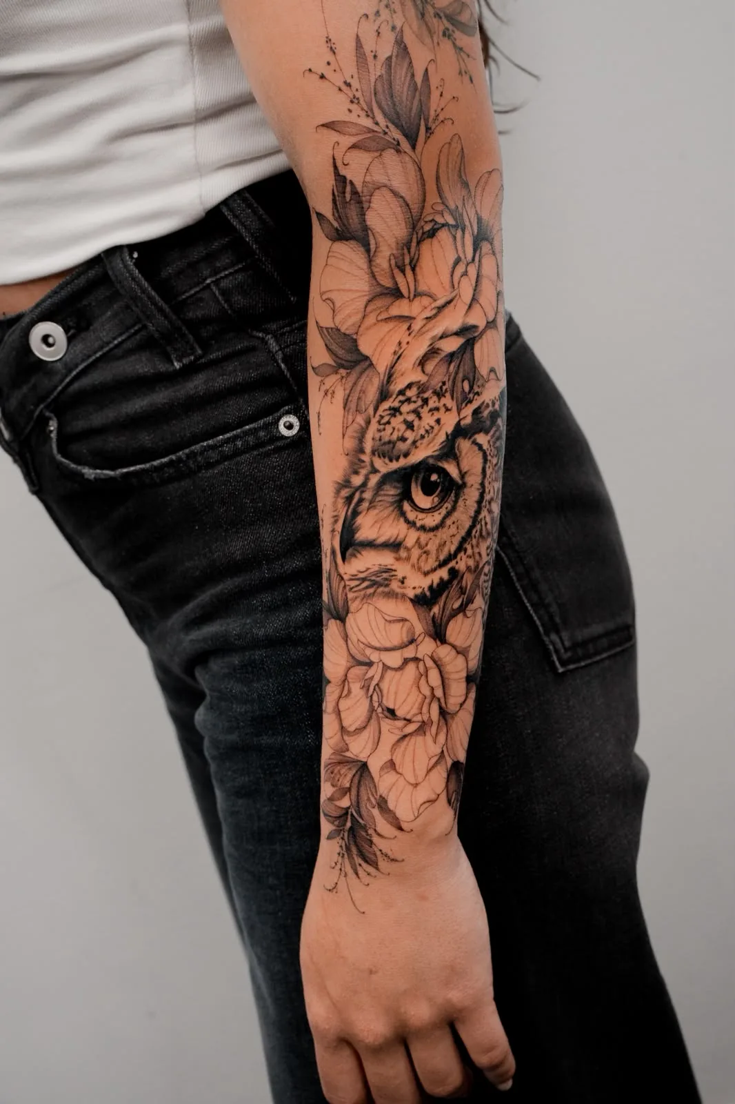 Coruja entre flores no antebraço — tatuagem de Hugo Gonzalez, Funchal, Madeira