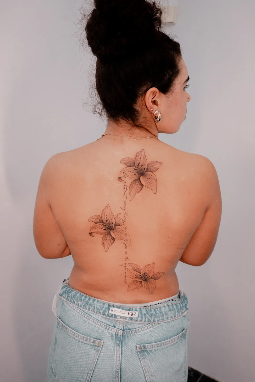 Lírios ao longo da coluna — tatuagem de Hugo Gonzalez, Funchal, Madeira
