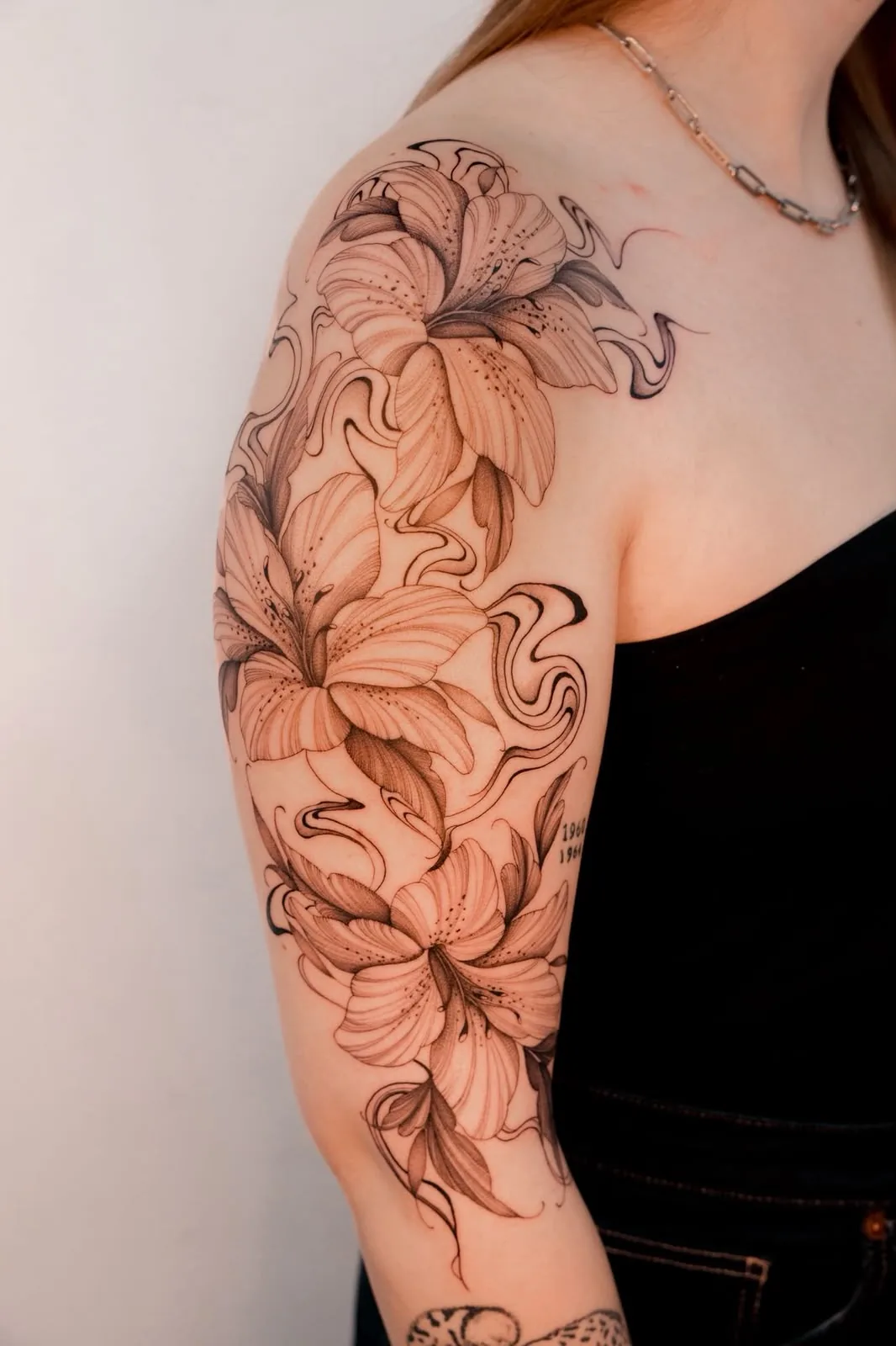 Lírios com fumo — tatuagem de Hugo Gonzalez, Funchal, Madeira