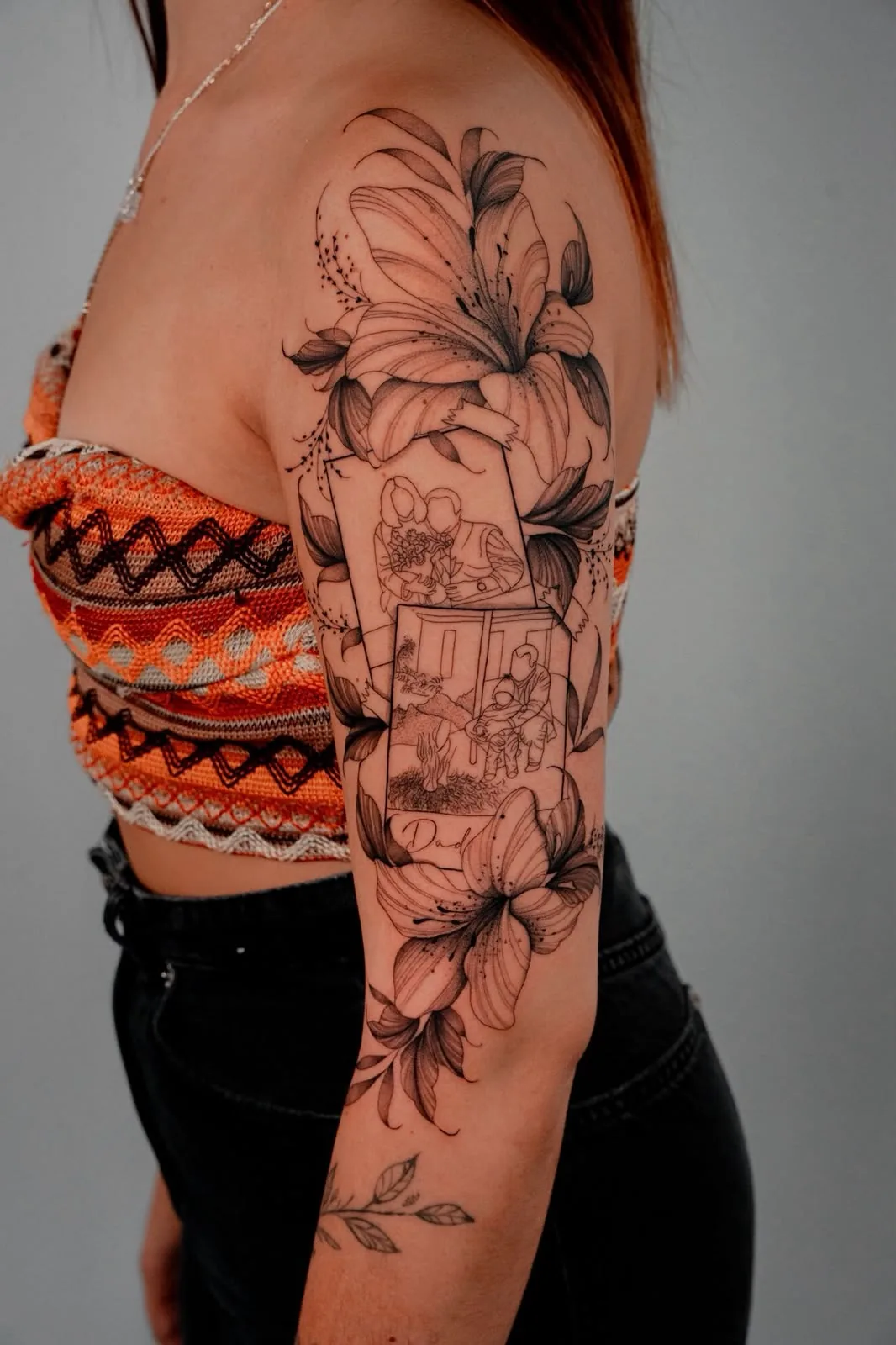 Lírios em meia manga, preto e cinzento — tatuagem de Hugo Gonzalez, Funchal, Madeira