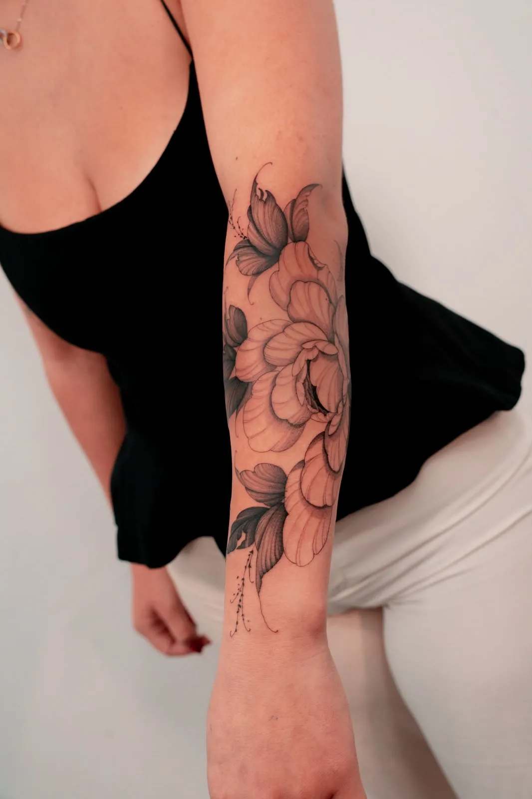 Peónia no antebraço — tatuagem de Hugo Gonzalez, Funchal, Madeira