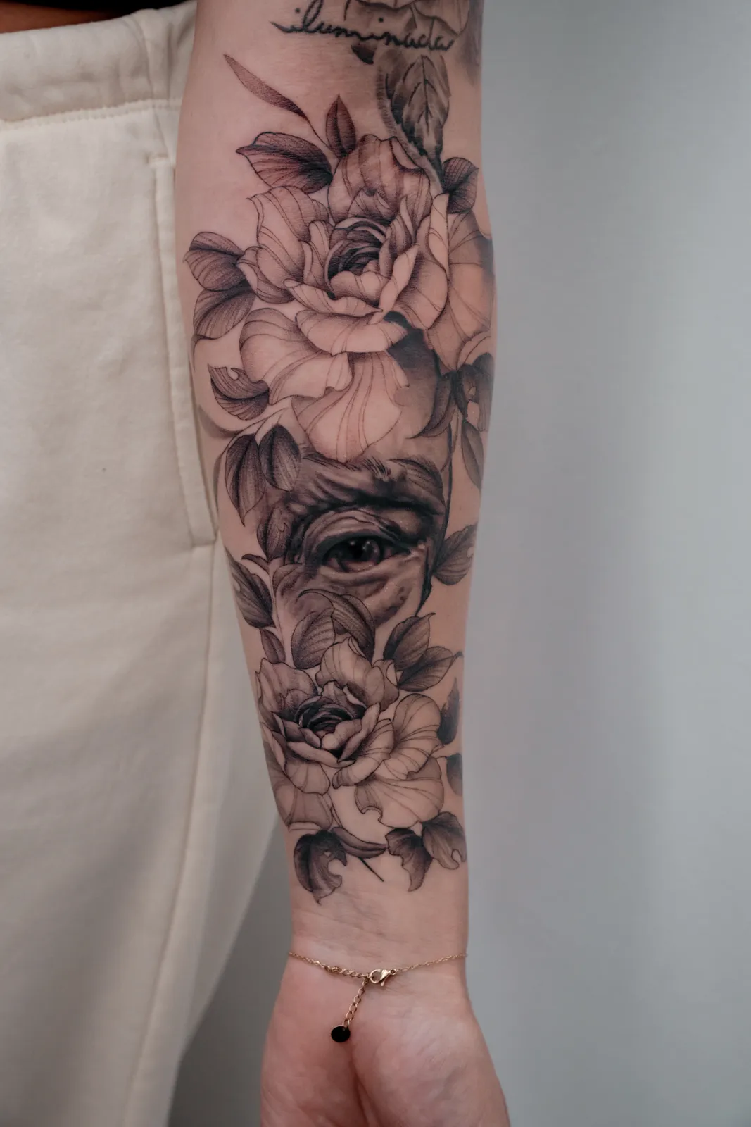 Rosas no antebraço — tatuagem de Hugo Gonzalez, Funchal, Madeira