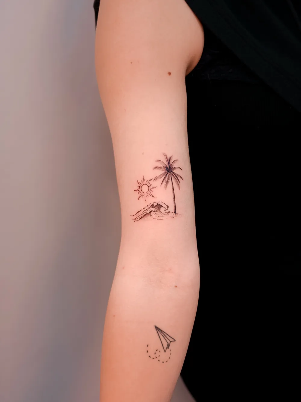 Palm tree, sun and wave fine line by Hugo Gonzalez